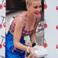 Katy Perry 在时代广场免费发放樱桃派 宣传新单曲