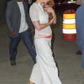 Katy Perry身穿白衣带宠物狗Nugget在纽约外出 - 2017年5月19日街拍